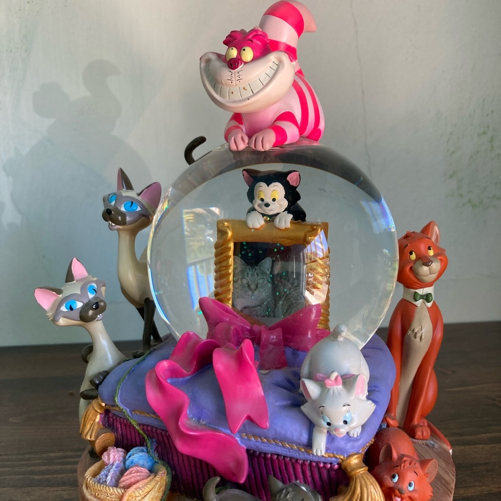 Disney Cats Photo Snowglobe plays Can You feel the Love Tonight 7 1/2” by 9 1/2”